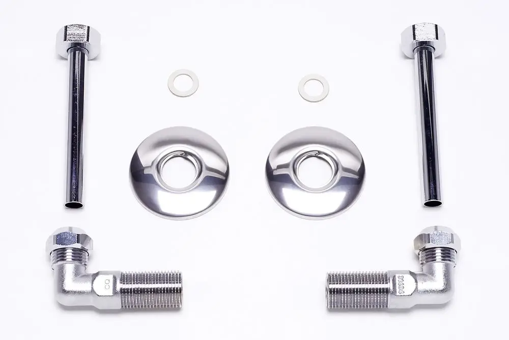Installationszubehör von Bosch besteht aus verschiedenen verchromten Metallteilen, darunter Rohre, Dichtungen und Winkel, die für Unterputz-Installationen verwendet werden.